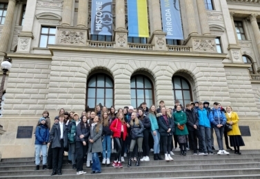 STUDENTI 1.A A 2.S VYRAZILI DO PRAHY DO MUZEA A DIVADLA