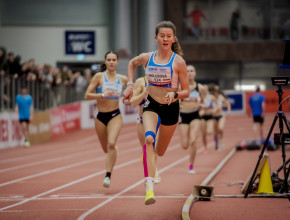 Adéla Holubová 800m.jpg