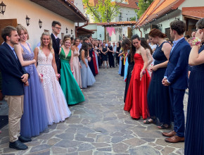 Zkoušku dospělosti zakončili studenti 4. A pomaturitním plesem